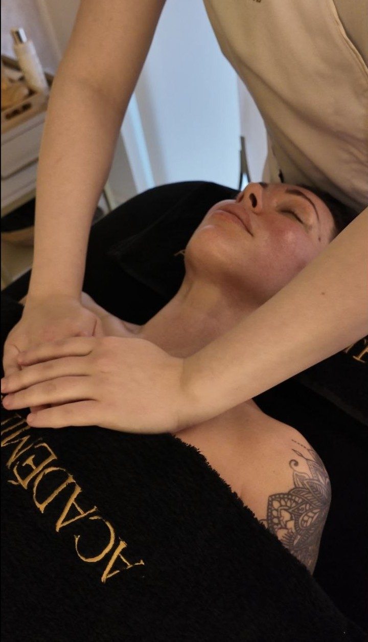 Massagebehandeling in de cabine van RA Beauty