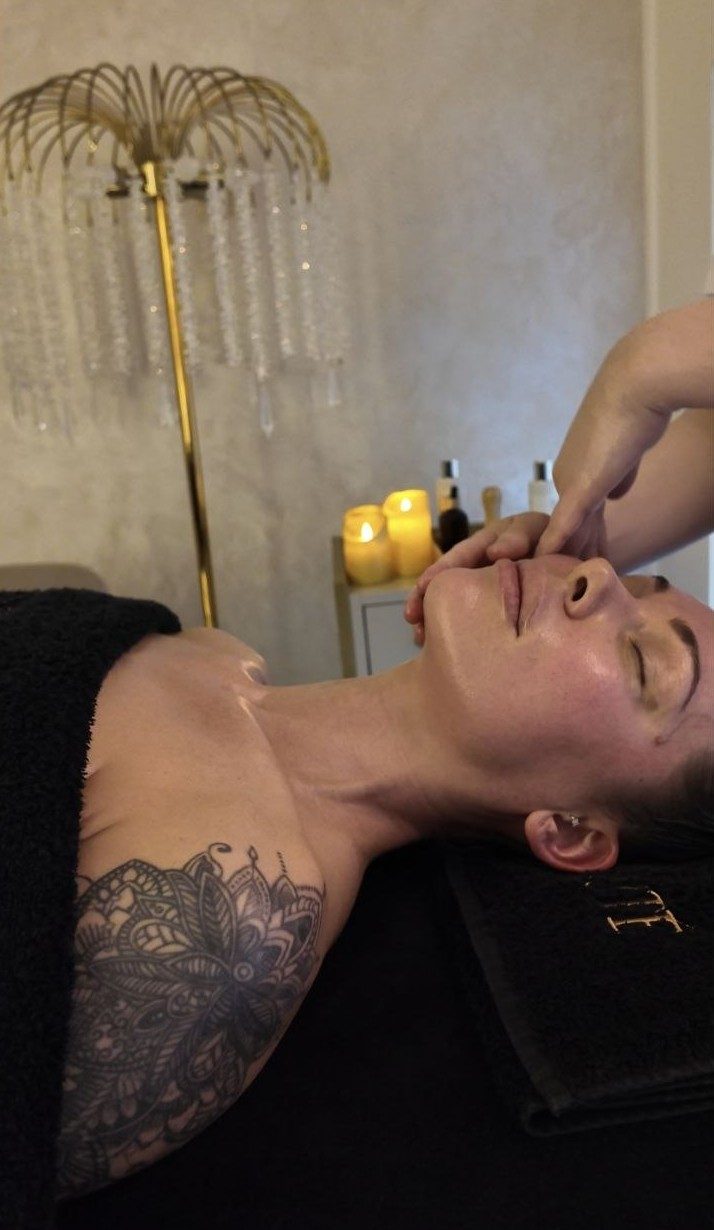Massagebehandeling in de cabine van RA Beauty
