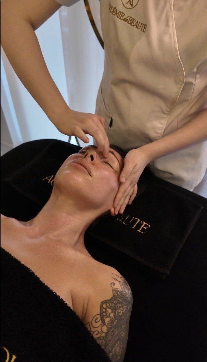 Massagebehandeling in de cabine van RA Beauty — Plastische gezichtsmassage