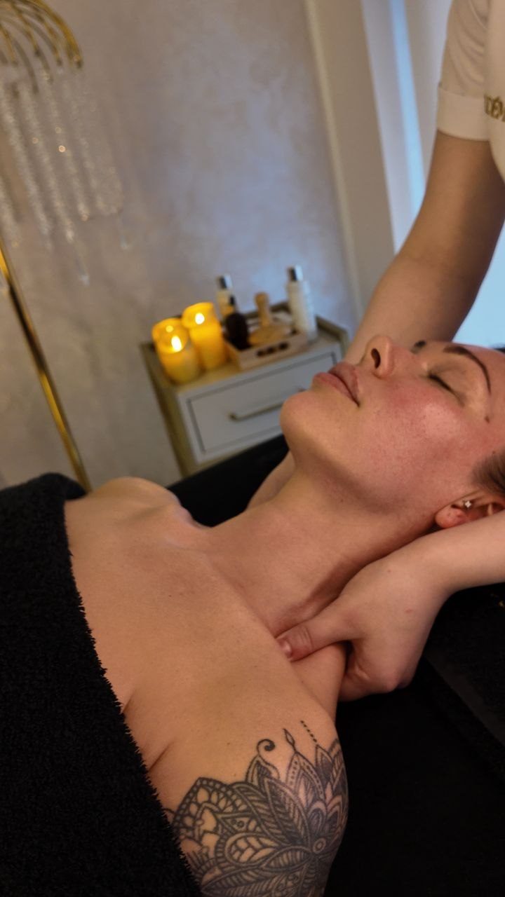 Massagebehandeling in de cabine van RA Beauty