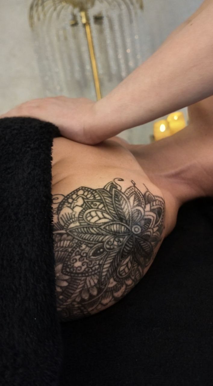 Massagebehandeling in de cabine van RA Beauty — Gecombineerde rugmassage