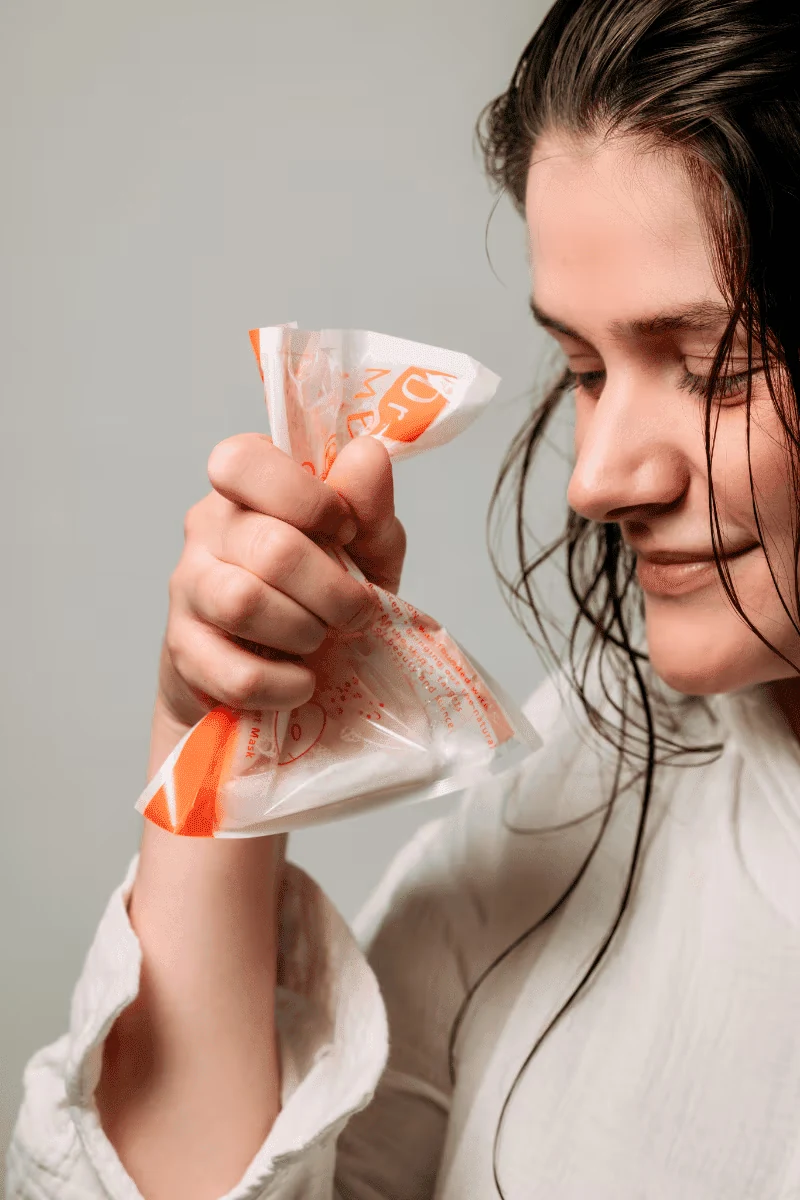 Dr. MEDION SpaOxy sachets in hand during the treatment